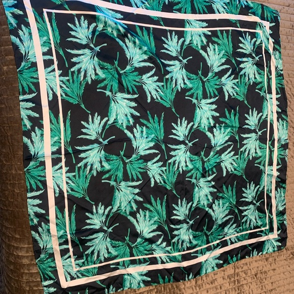 Green and Black Leaf Print Robe - Picture 2 of 5